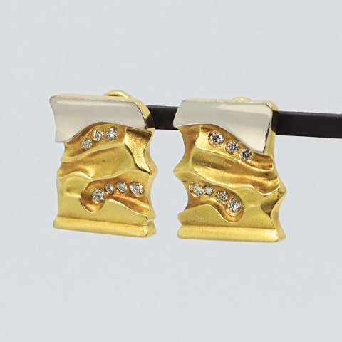 Brian Thomsen; A pair of ear clips in 18k gold Brian Thomsen; A pair of ear clips in 18k gold